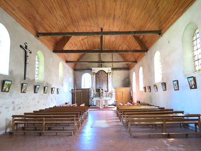 la nef de l'église de Bagneaux