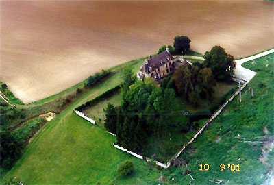Vue aérienne du château de Cérilly (photo Guy Talvat)