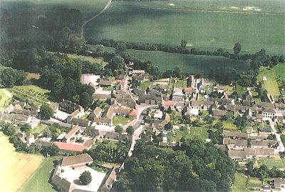 vue aérienne de Foissy (photo Guy Talvat). On distingue la tour du colombier, le potager, le château et ses dépendances.