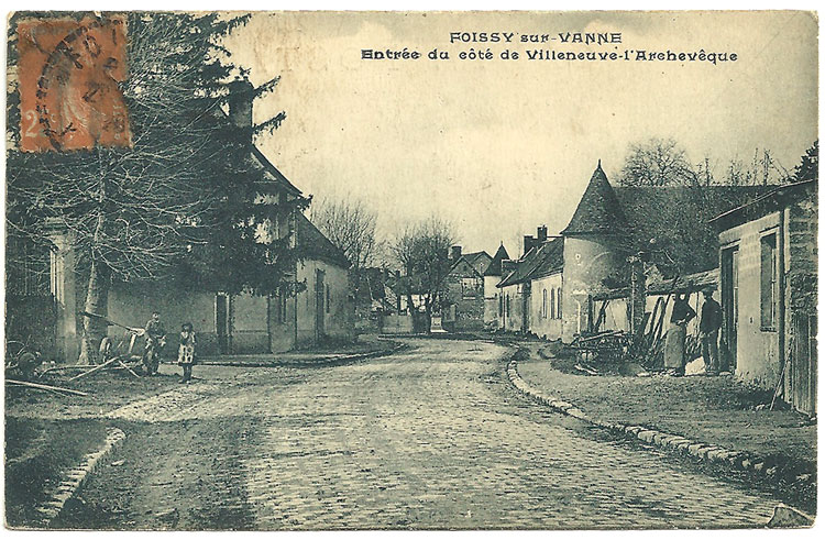 carte postale ancienne Foissy-sur-Vanne : la maréchalerie sur la droite