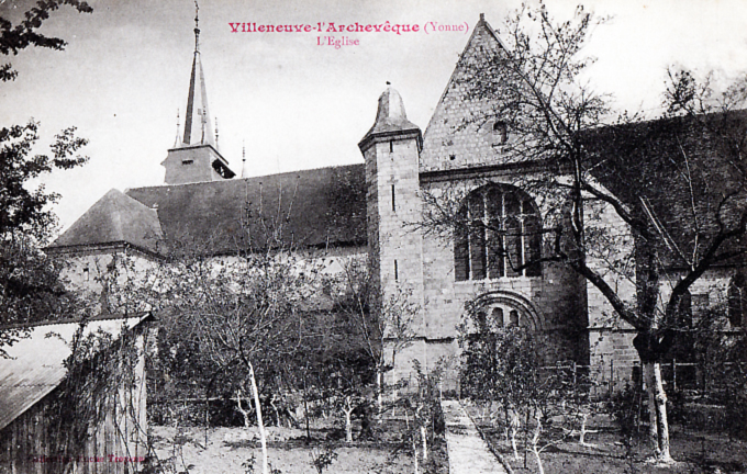 carte postale ancienne face sud de l'église de Villeneuve l'Archevêque
